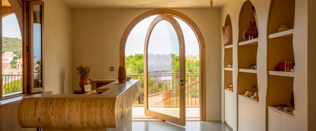 Hôtel Mylos – Cargèse ★★★★ - Une adresse cosy en Corse pour un éveil des sens avec vue mer à l’ombre des pins. - Corse, France
