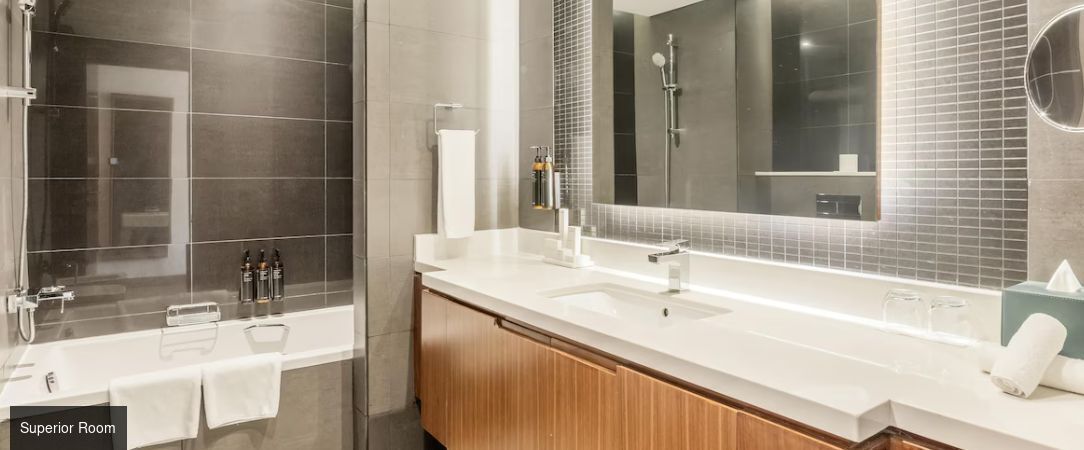 Radisson Blu Hotel, Dubai Canal View ★★★★★ - Écrin luxueux et moderne au bord du Dubaï Canal, où le scintillement des eaux se mêle à la magie de la Skyline. - Dubaï, Émirats arabes unis