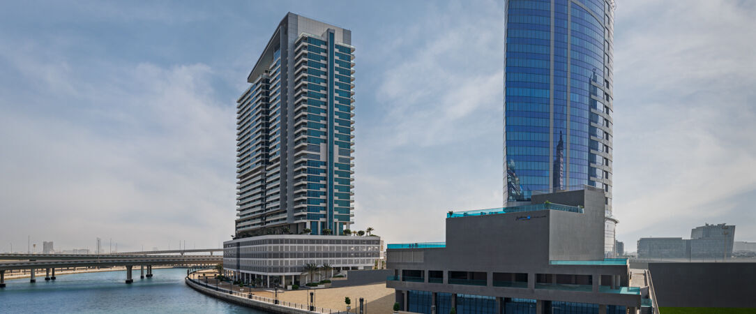 Radisson Blu Hotel, Dubai Canal View ★★★★★ - Écrin luxueux et moderne au bord du Dubaï Canal, où le scintillement des eaux se mêle à la magie de la Skyline. - Dubaï, Émirats arabes unis