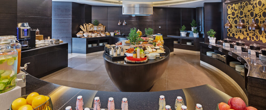 Radisson Blu Hotel, Dubai Canal View ★★★★★ - Écrin luxueux et moderne au bord du Dubaï Canal, où le scintillement des eaux se mêle à la magie de la Skyline. - Dubaï, Émirats arabes unis