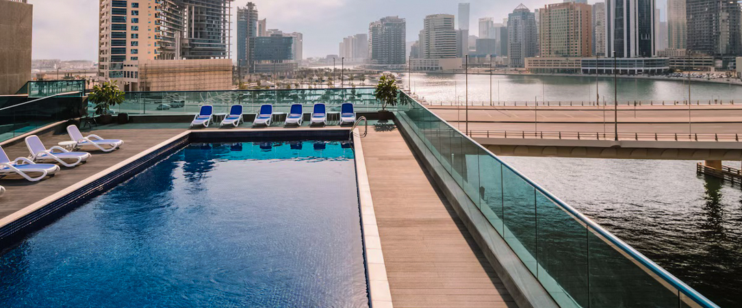 Radisson Blu Hotel, Dubai Canal View ★★★★★ - Écrin luxueux et moderne au bord du Dubaï Canal, où le scintillement des eaux se mêle à la magie de la Skyline. - Dubaï, Émirats arabes unis