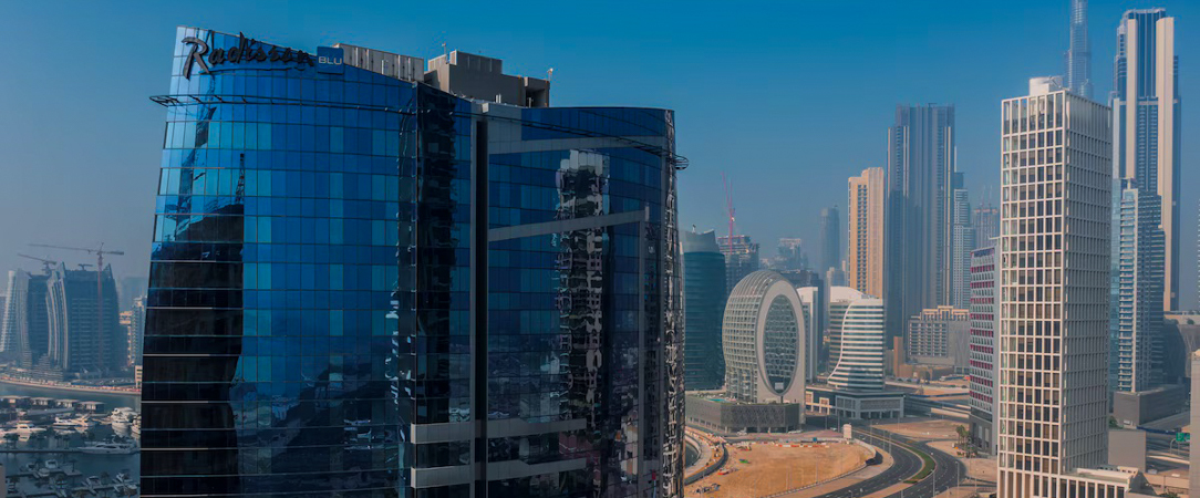 Radisson Blu Hotel, Dubai Canal View ★★★★★ - Écrin luxueux et moderne au bord du Dubaï Canal, où le scintillement des eaux se mêle à la magie de la Skyline. - Dubaï, Émirats arabes unis
