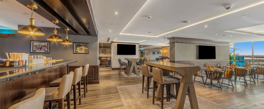 Radisson Blu Hotel, Dubai Canal View ★★★★★ - Écrin luxueux et moderne au bord du Dubaï Canal, où le scintillement des eaux se mêle à la magie de la Skyline. - Dubaï, Émirats arabes unis