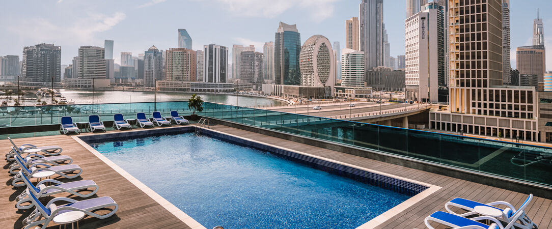 Radisson Blu Hotel, Dubai Canal View ★★★★★ - Écrin luxueux et moderne au bord du Dubaï Canal, où le scintillement des eaux se mêle à la magie de la Skyline. - Dubaï, Émirats arabes unis