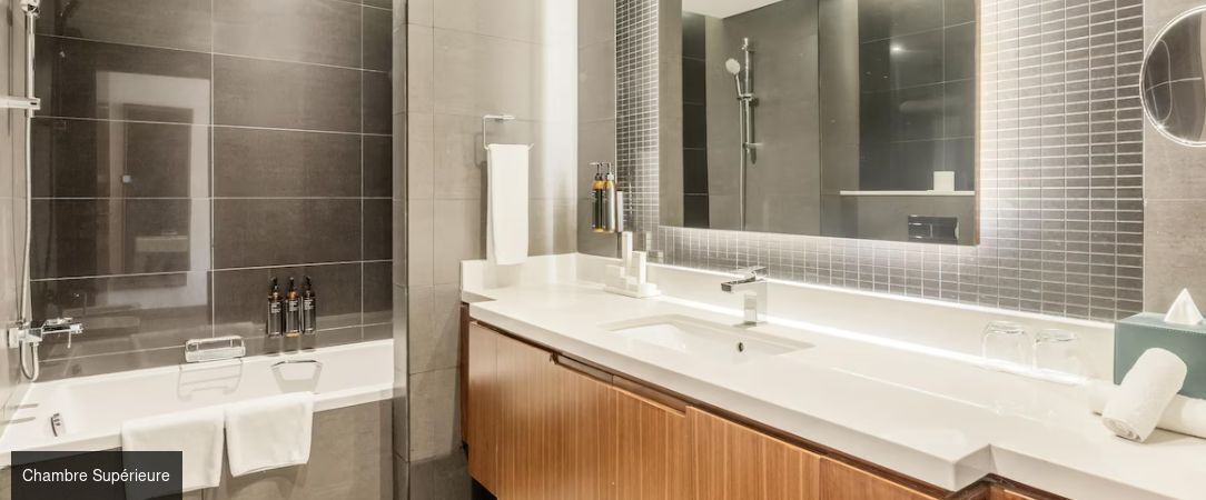 Radisson Blu Hotel, Dubai Canal View ★★★★★ - Écrin luxueux et moderne au bord du Dubaï Canal, où le scintillement des eaux se mêle à la magie de la Skyline. - Dubaï, Émirats arabes unis
