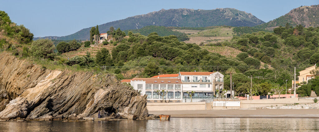 Les Elmes - Hôtel, Spa & Plage Privée ★★★★ - Une adresse d’exception posée sur le sable à Banyuls, entre la mer turquoise et les collines du Roussillon. - Banyuls-sur-Mer, France