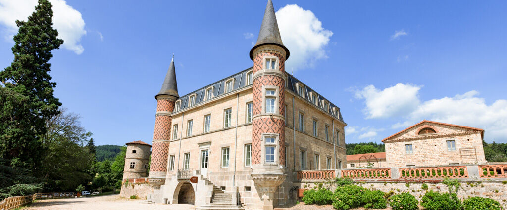 Demeures & Châteaux – Domaine & Château de Valinches - Une échappée bucolique dans un château d’exception, entre nature apaisante et douceur de vivre. - Auvergne-Rhône-Alpes, France