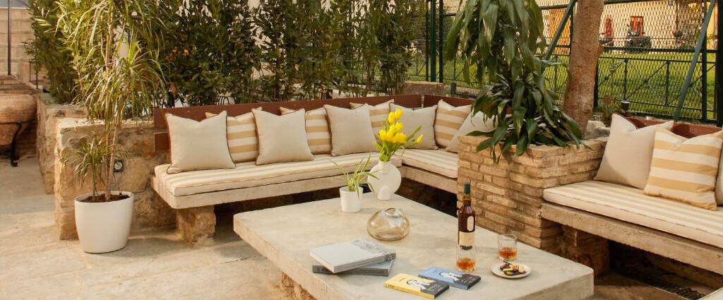 La Divina ★★★★ - Une adresse confidentielle au cœur d’Athènes, entre héritage musical et vues mythiques sur l’Acropole. - Athènes, Grèce