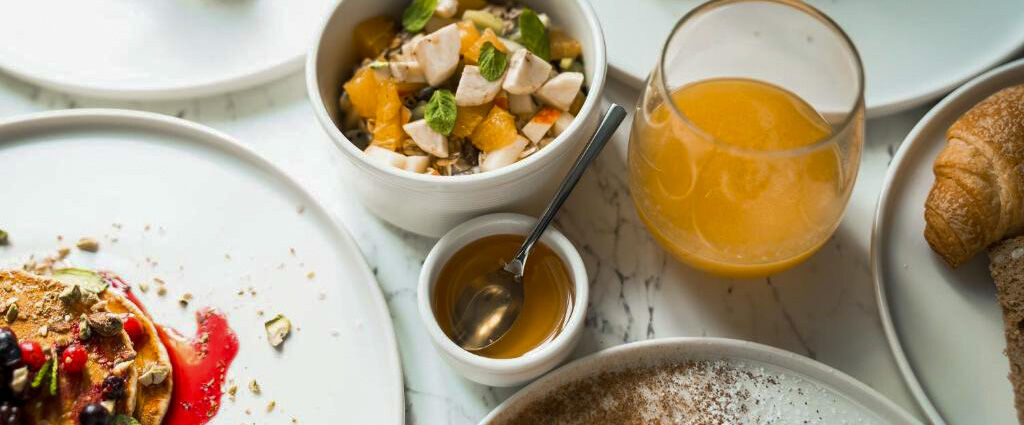 La Divina ★★★★ - Une adresse confidentielle au cœur d’Athènes, entre héritage musical et vues mythiques sur l’Acropole. - Athènes, Grèce