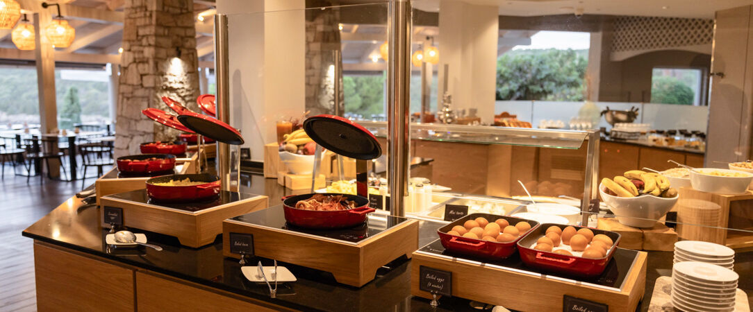 Mövenpick Resort Agios Nikolaos Sivota ★★★★★ - Un élégant boutique-resort sous le soleil grec, posé au-dessus d’une baie turquoise en Épire, signé Mövenpick. - Épire, Grèce