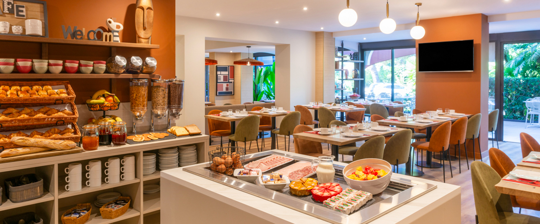 Hôtel Bahia - Un hôtel au bord de la mer au cœur d’un parc boisé entre Nice et Antibes, avec piscine et accès direct à la plage. - Côte d'Azur, France