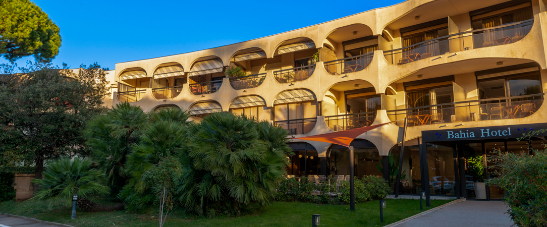 Hôtel Bahia - Un hôtel au bord de la mer au cœur d’un parc boisé entre Nice et Antibes, avec piscine et accès direct à la plage. - Côte d'Azur, France