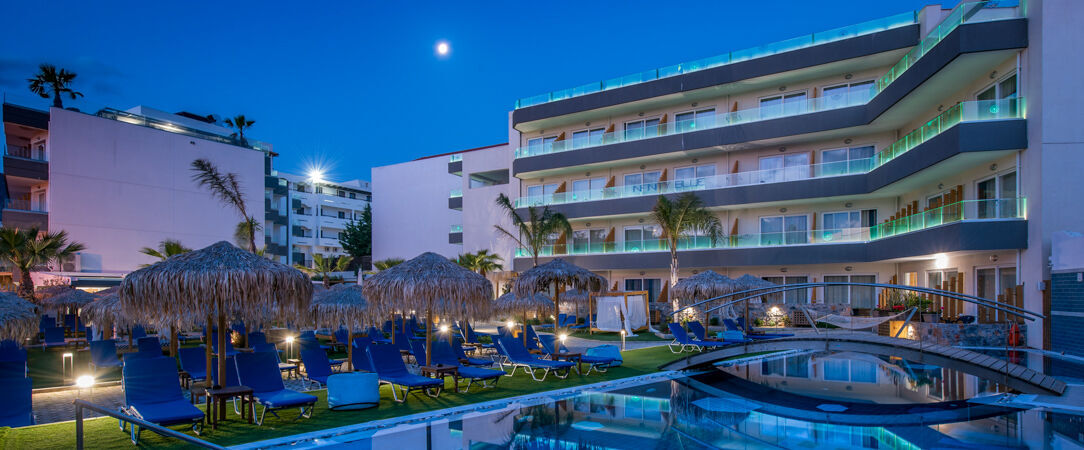 Enorme Infinity Beach ★★★★ - Adults Only - Plage, piscine & soirées sous les étoiles dans un hôtel Adults Only contemporain en bord de mer crétois. - Crète, Grèce
