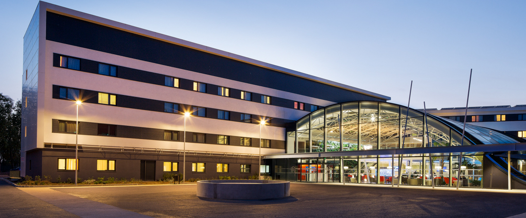 Oceania Paris Roissy CDG ★★★★ - Cinq minutes de CDG, piscine chauffée, Spa et restaurant gastronomique : l'hôtel d'aéroport qui n'en a pas l'air. - Le Mesnil-Amelot, France