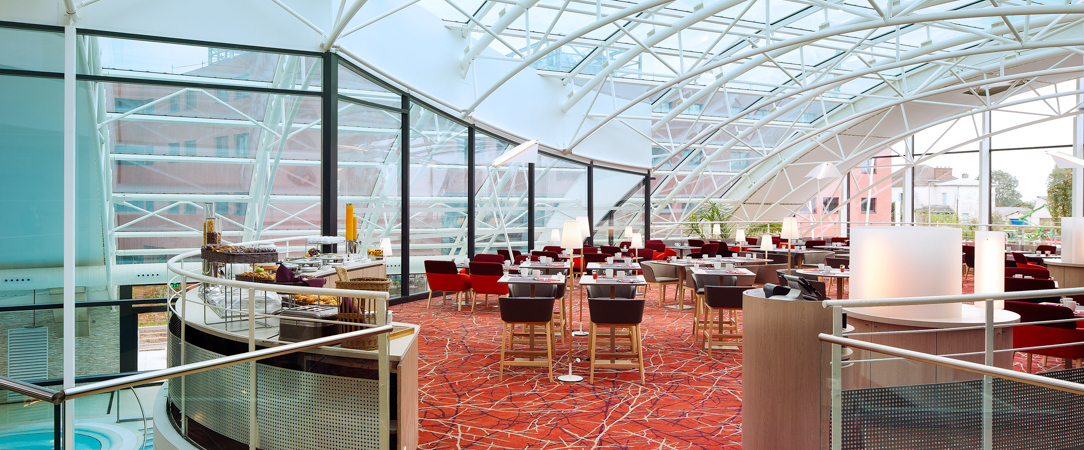 Oceania Paris Roissy CDG ★★★★ - Cinq minutes de CDG, piscine chauffée, Spa et restaurant gastronomique : l'hôtel d'aéroport qui n'en a pas l'air. - Le Mesnil-Amelot, France