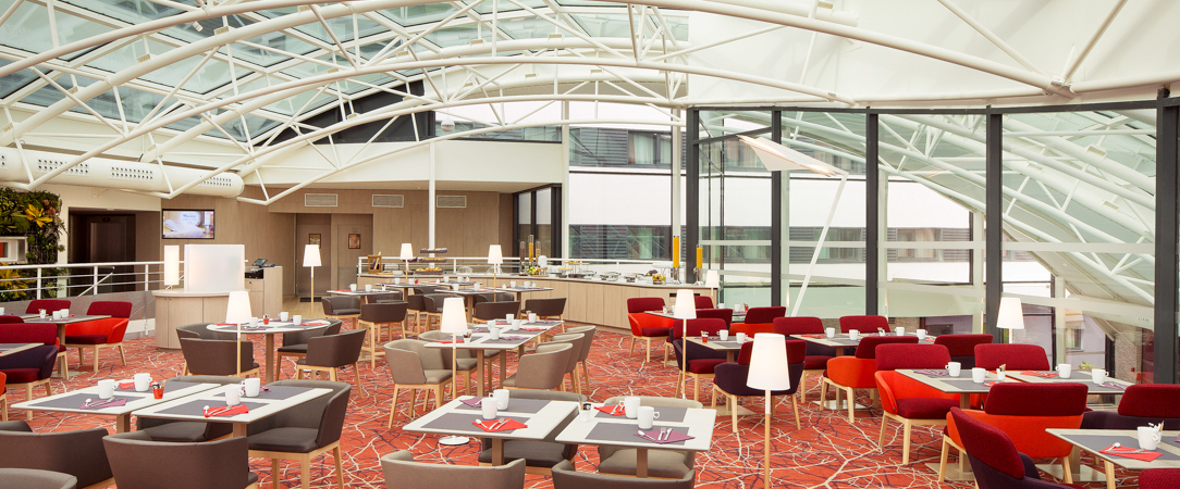 Oceania Paris Roissy CDG ★★★★ - Cinq minutes de CDG, piscine chauffée, Spa et restaurant gastronomique : l'hôtel d'aéroport qui n'en a pas l'air. - Le Mesnil-Amelot, France