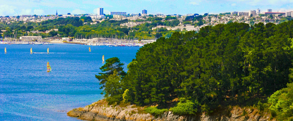 Le Continental ★★★★ - Explore the maritime city of Brest from this centrally-located, elegant Art-Deco base. - Brest, France