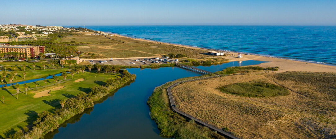 Wine & Books by the Sea, Algarve Resort ★★★★★ - Five stars of golf, nature and luxury in southern Portugal, ideal for the whole family. - Algarve, Portugal