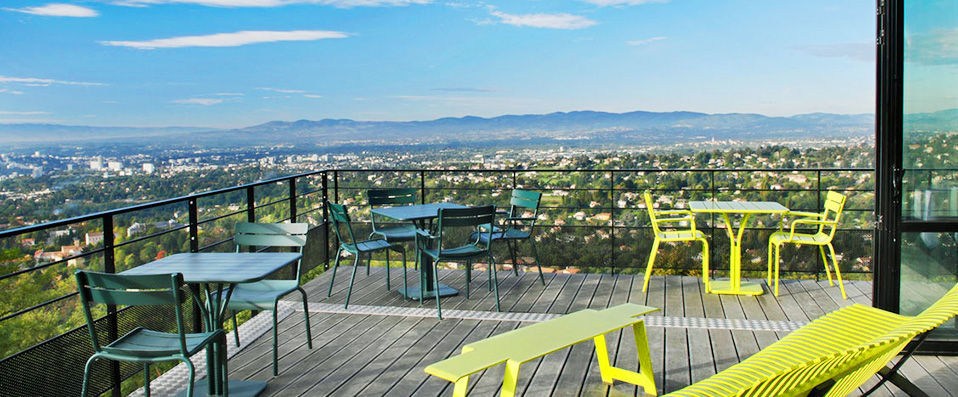 L'Ermitage Hôtel ★★★★ Cuisine à manger - Pause avec vue panoramique sur Lyon et ses Monts d’Or. - Région de Lyon, France