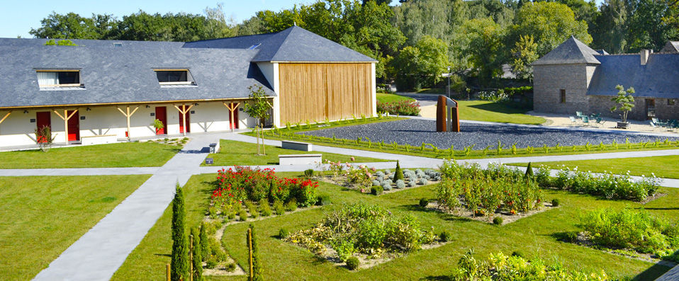 Loire & Sens ★★★★ - A haven of peace surrounded by lush greenery in the Loire Valley. - Loire Valley, France