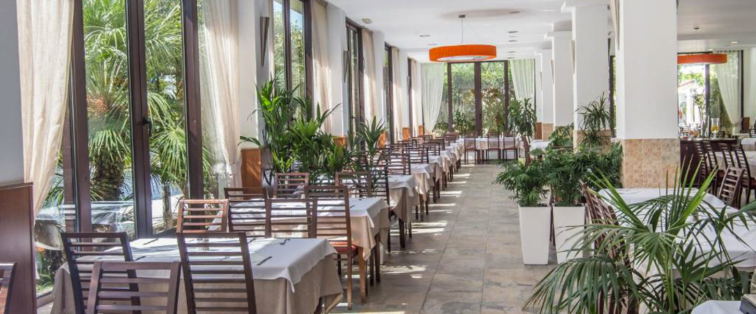 Hotel Aleksandar ★★★★ - Un séjour lumineux à Budva, entre piscines extérieures et douceur adriatique du Monténégro. - Budva, Monténégro