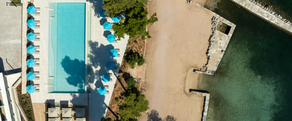 Kappa Club Mirage City ★★★★★ - Une adresse raffinée en Grèce, entre l’azur de l’Égée et les montagnes, face à la baie de Saint-Minas. - Île d’Eubée, Grèce