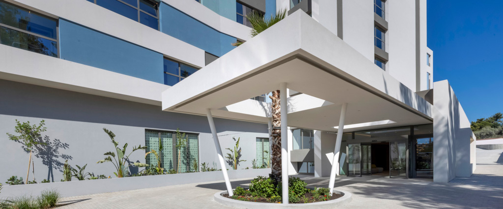 Kappa Club Mirage City ★★★★★ - Une adresse raffinée en Grèce, entre l’azur de l’Égée et les montagnes, face à la baie de Saint-Minas. - Île d’Eubée, Grèce