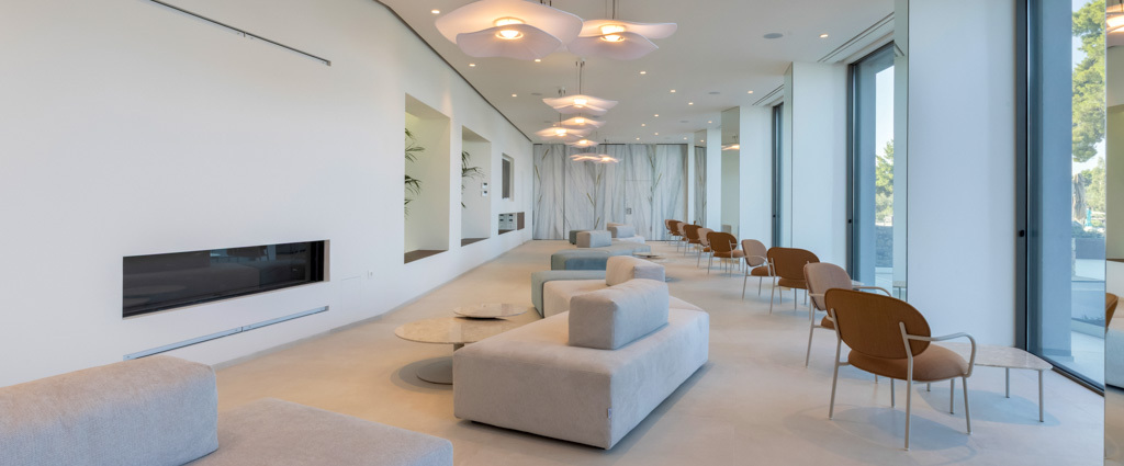 Kappa Club Mirage City ★★★★★ - Une adresse raffinée en Grèce, entre l’azur de l’Égée et les montagnes, face à la baie de Saint-Minas. - Île d’Eubée, Grèce