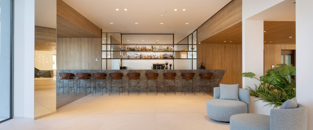 Kappa Club Mirage City ★★★★★ - Une adresse raffinée en Grèce, entre l’azur de l’Égée et les montagnes, face à la baie de Saint-Minas. - Île d’Eubée, Grèce