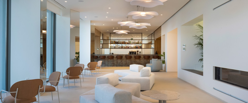 Kappa Club Mirage City ★★★★★ - Une adresse raffinée en Grèce, entre l’azur de l’Égée et les montagnes, face à la baie de Saint-Minas. - Île d’Eubée, Grèce