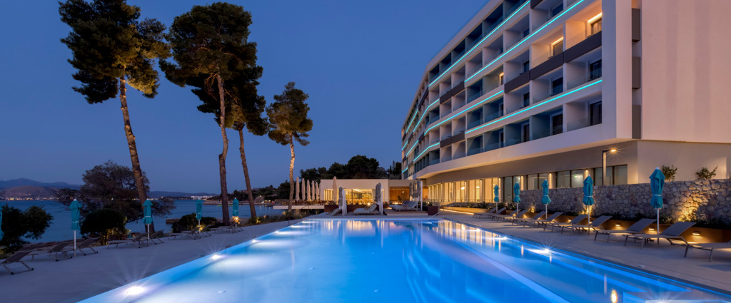 Kappa Club Mirage City ★★★★★ - Une adresse raffinée en Grèce, entre l’azur de l’Égée et les montagnes, face à la baie de Saint-Minas. - Île d’Eubée, Grèce