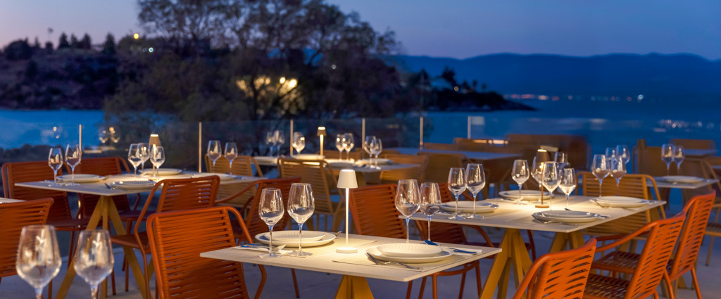 Kappa Club Mirage City ★★★★★ - Une adresse raffinée en Grèce, entre l’azur de l’Égée et les montagnes, face à la baie de Saint-Minas. - Île d’Eubée, Grèce