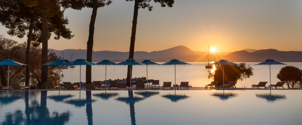 Kappa Club Mirage City ★★★★★ - Une adresse raffinée en Grèce, entre l’azur de l’Égée et les montagnes, face à la baie de Saint-Minas. - Île d’Eubée, Grèce