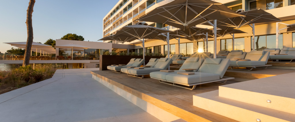 Kappa Club Mirage City ★★★★★ - Une adresse raffinée en Grèce, entre l’azur de l’Égée et les montagnes, face à la baie de Saint-Minas. - Île d’Eubée, Grèce