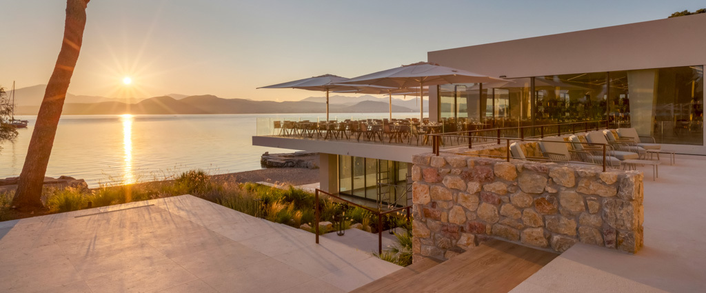 Kappa Club Mirage City ★★★★★ - Une adresse raffinée en Grèce, entre l’azur de l’Égée et les montagnes, face à la baie de Saint-Minas. - Île d’Eubée, Grèce