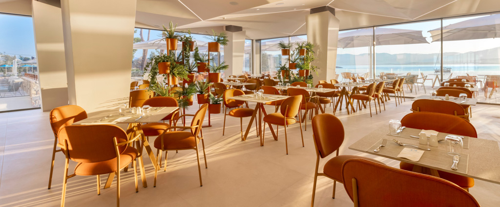 Kappa Club Mirage City ★★★★★ - Une adresse raffinée en Grèce, entre l’azur de l’Égée et les montagnes, face à la baie de Saint-Minas. - Île d’Eubée, Grèce