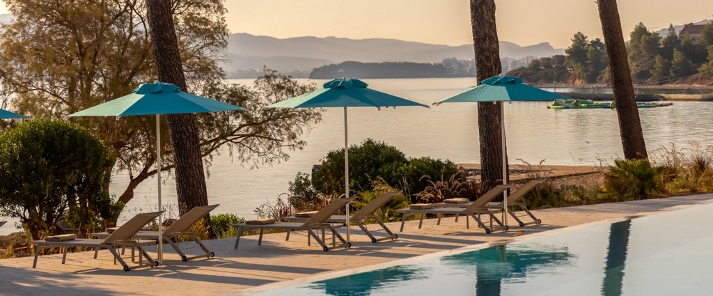 Kappa Club Mirage City ★★★★★ - Une adresse raffinée en Grèce, entre l’azur de l’Égée et les montagnes, face à la baie de Saint-Minas. - Île d’Eubée, Grèce