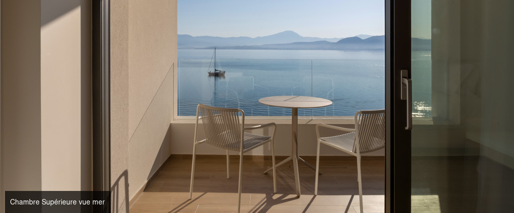 Kappa Club Mirage City ★★★★★ - Une adresse raffinée en Grèce, entre l’azur de l’Égée et les montagnes, face à la baie de Saint-Minas. - Île d’Eubée, Grèce