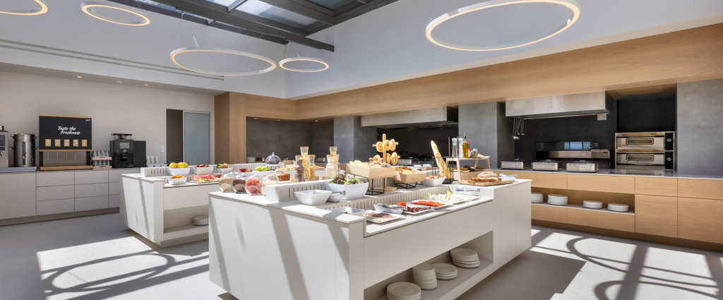 Kappa Club Mirage City ★★★★★ - Une adresse raffinée en Grèce, entre l’azur de l’Égée et les montagnes, face à la baie de Saint-Minas. - Île d’Eubée, Grèce