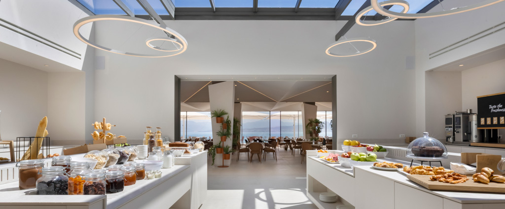 Kappa Club Mirage City ★★★★★ - Une adresse raffinée en Grèce, entre l’azur de l’Égée et les montagnes, face à la baie de Saint-Minas. - Île d’Eubée, Grèce