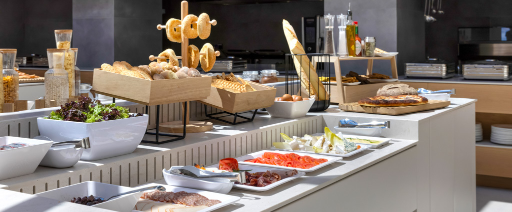 Kappa Club Mirage City ★★★★★ - Une adresse raffinée en Grèce, entre l’azur de l’Égée et les montagnes, face à la baie de Saint-Minas. - Île d’Eubée, Grèce